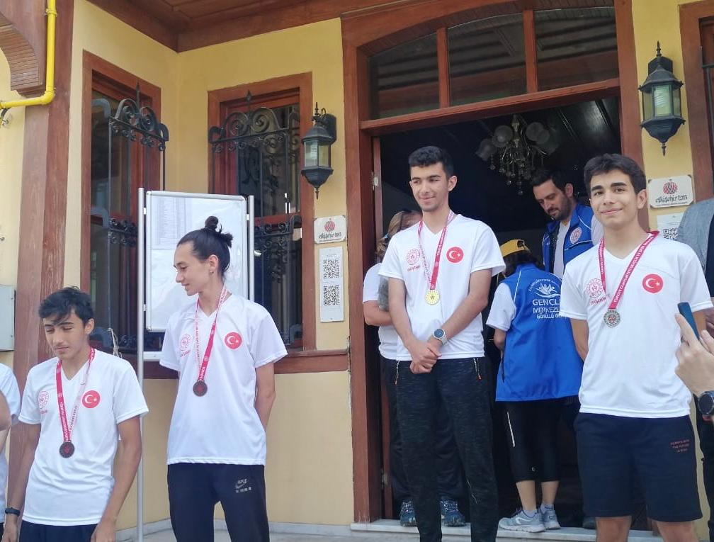 17 mayıs 2022 tarihinde 19 Mayıs Atatürk’ü Anma Gençlik ve Spor Bayramı kutlama programı kapsamında düzenlenen Oryantiring yarışmasında öğrencimiz Ayberk Keskin birinci, Bayram Furkan Hızlı dördüncü olmuştur. Öğrencilerimizi kutlar, başarılarının devamını dileriz.