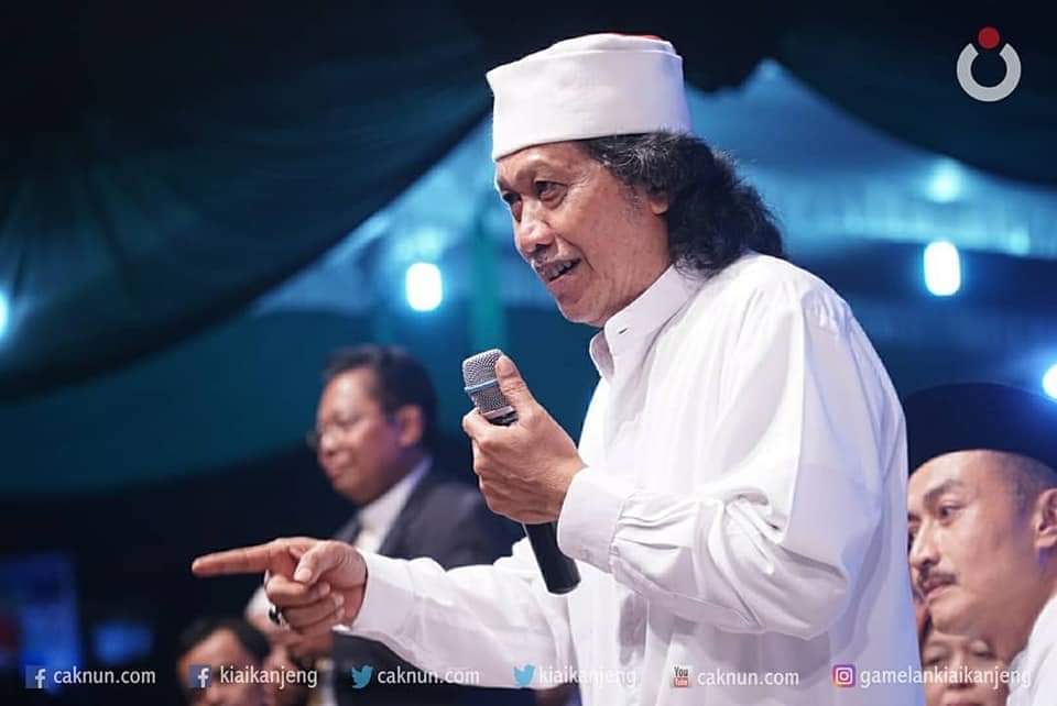 "Kau tak harus selalu jadi kekinian.
Sesekali, 'kesepian' pun kau perlukan."

Terima kasih atas semua pelajaran yang Panjenengan  berikan 
Tansah pinaringan sehat Walafiat Mbah Nun

#NasehatMbahNun
#Maiyahan