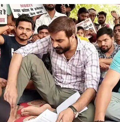 gunjankumar_'s tweet image. #Release_VivekSir
यूपी पुलिस विवेक सर को गिरफ्तार कर लिया है जितना जल्द हो सके रिहा किया जाए 
अन्यथा यह आंदोलन और तेज होगा उसका रूप बदल जाएगा ,
परीक्षा में जो धांधली हुई उसकी जांच किया जाए ,आरोपियों को पकड़ा जाए
@kmrvivek14 @myogiadityanath @Uppolice @UPGovt @UPTakOfficial