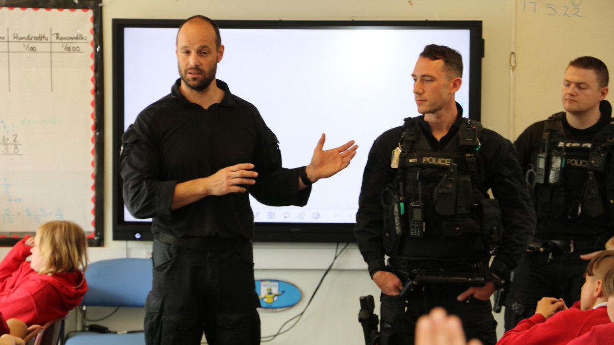 MerseyPolice's tweet photo. As part of #OpSceptre, our armed response team have joined local policing officers visiting  our region's schools to speak to children about the dangers of carrying knives. 

Follow #OpSceptre for more activity and stay tuned for a video featuring the pupils of @LeasowePrimary https://t.co/is2vsMHGuW