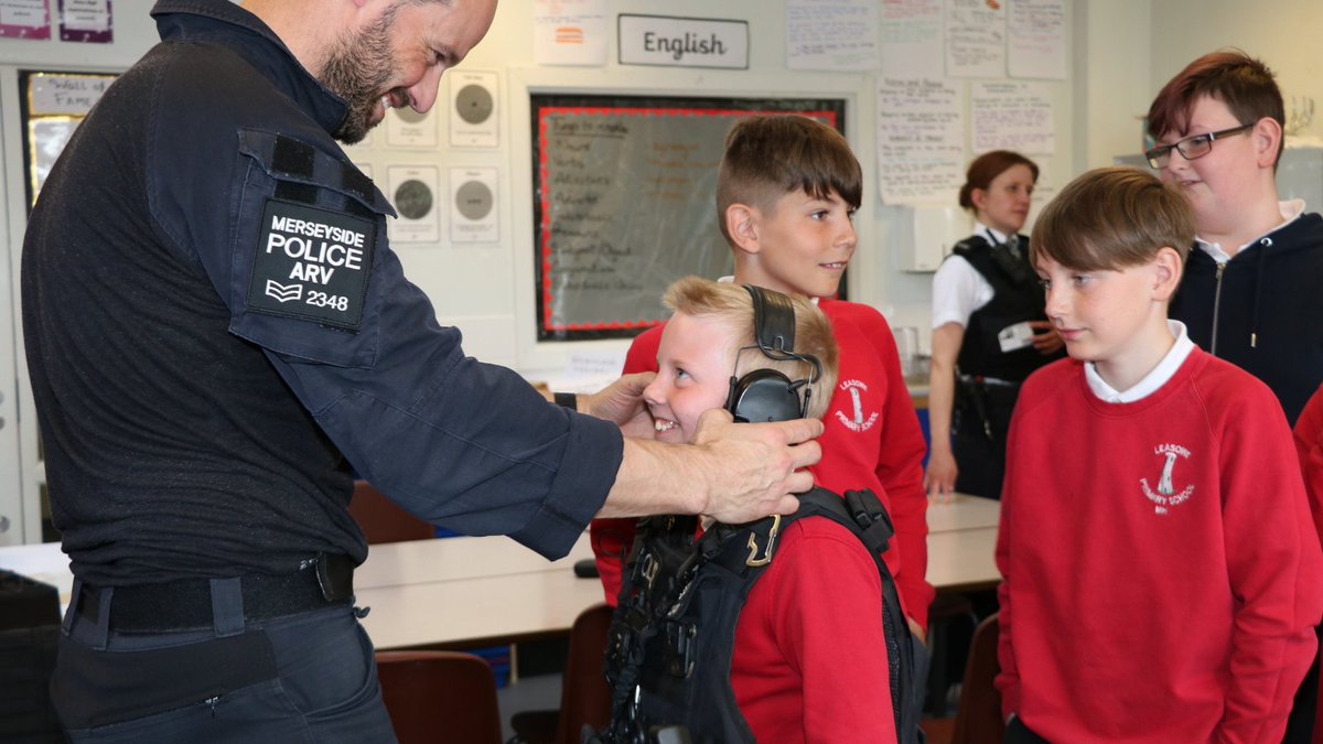 MerseyPolice's tweet photo. As part of #OpSceptre, our armed response team have joined local policing officers visiting  our region's schools to speak to children about the dangers of carrying knives. 

Follow #OpSceptre for more activity and stay tuned for a video featuring the pupils of @LeasowePrimary https://t.co/is2vsMHGuW