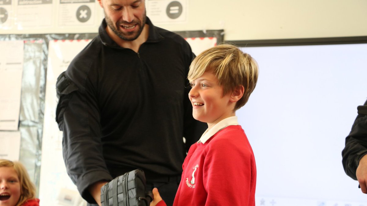 MerseyPolice's tweet photo. As part of #OpSceptre, our armed response team have joined local policing officers visiting  our region's schools to speak to children about the dangers of carrying knives. 

Follow #OpSceptre for more activity and stay tuned for a video featuring the pupils of @LeasowePrimary https://t.co/is2vsMHGuW