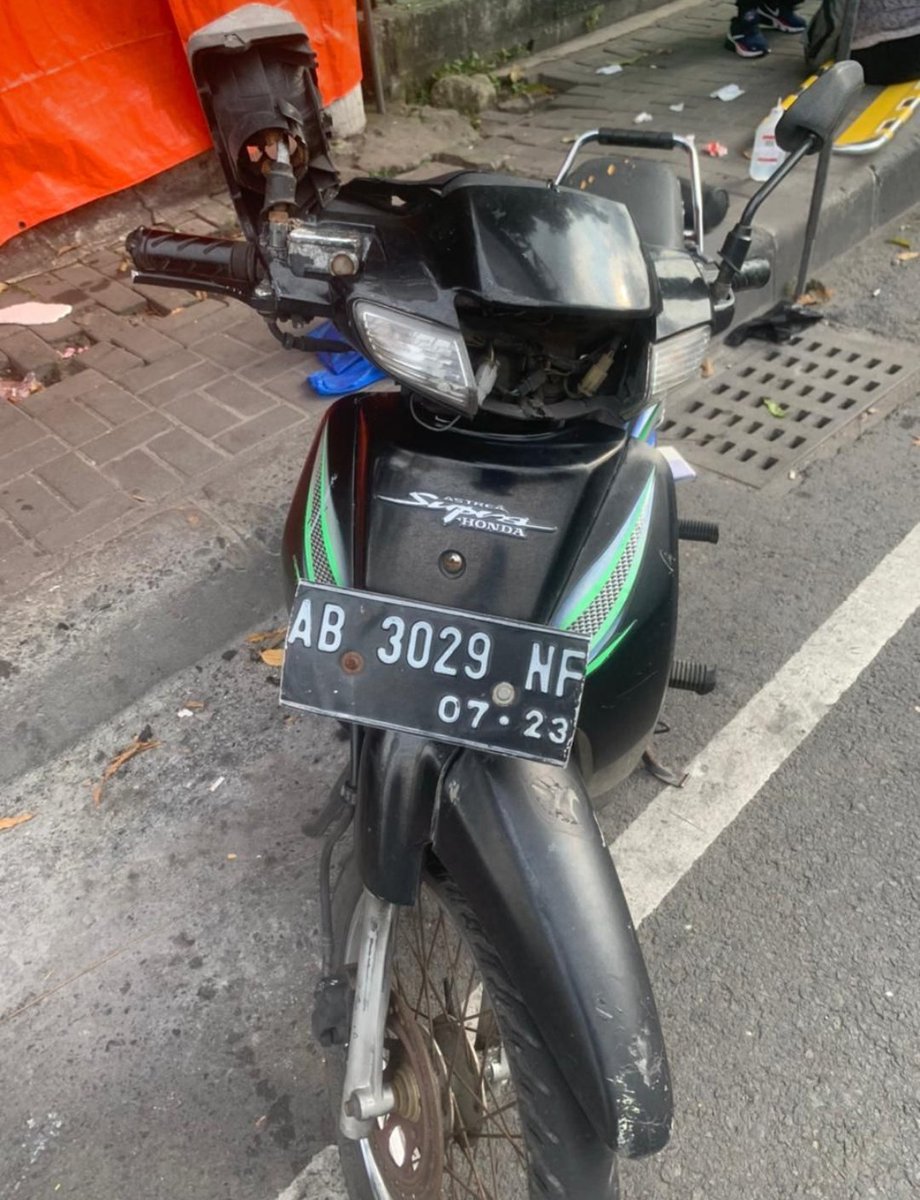 bangsamanja's tweet photo. 1. Twitter Please Do Your Magic. Teman saya @Heri3702 #HeriSutomo saat pulang kerja 
Sabtu 14/5/22 sekitar jam 15.30  kecelakaan di Jalan Solo (depan Wisma Prambanan) Yogyakarta sebrang AMPTA sekitar AMPLAS #Lakalantas #sopirkabur https://t.co/ddmZD2GUCd