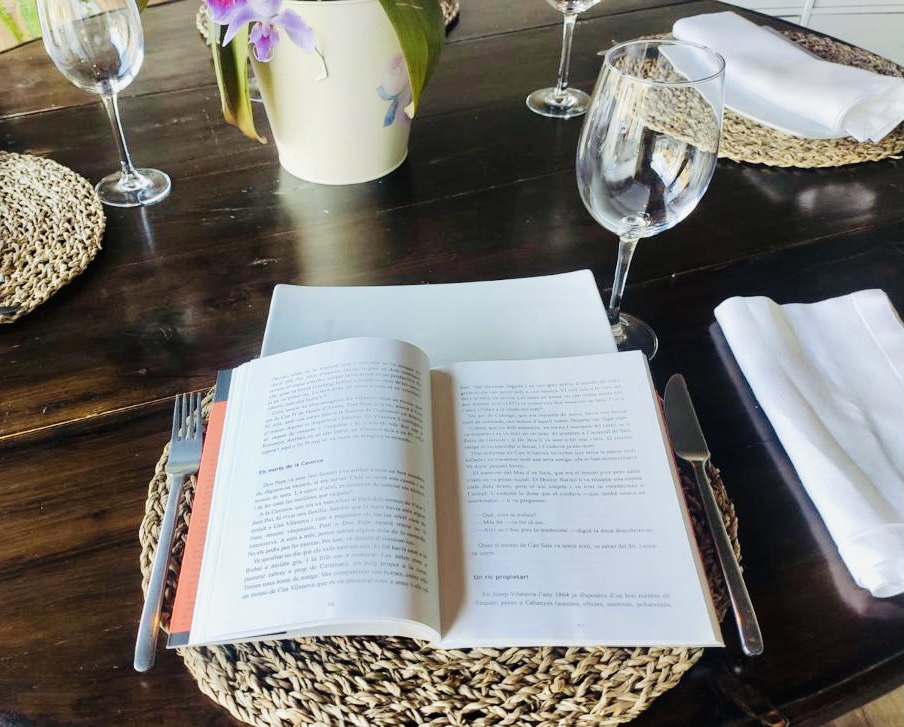 pobledellibres's tweet photo. 🍽️ 📖A Calonge creiem que “Som el que mengem; som el que llegim”.  

🥘🍪Voleu tastar un arròs negre com el d’”El que hem menjat” de Josep Pla o un coulant de xocolata digne de “Charlie i la fàbrica de xocolata” de Roald Dahl? https://t.co/zRFyrAgi7O