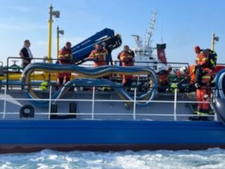 SDIS62's tweet photo. Après l'#exercice à #Calais en mars dernier, 15 #SapeursPompiers du #SDIS62 #IBNB participent avec le Cgl @RIGAUDphil DDSIS62 à l'#exercice et travaillent conjointement avec les @MarinsPompiers dans le cadre de la #CAPINAV (capacité d'intervention à bord des navires).
@Prefet62 https://t.co/bWyDSOWNGF