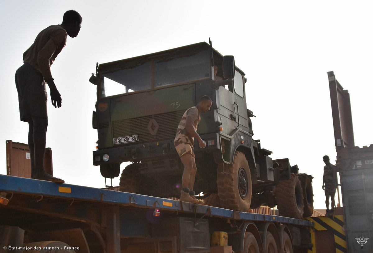 BARKHANE_OP's tweet photo. #Barhane | En sécurité et en sûreté, la BAP de #Niamey assure le support des flux logistiques en provenance du Mali avant la bascule vers la métropole.
@EtatMajorFR https://t.co/YNPeNyStAx