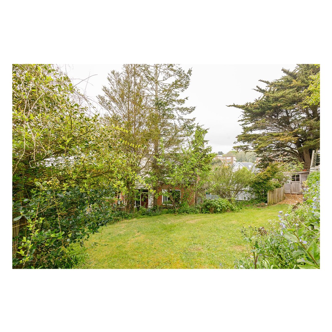 Sales - Lextons are delighted to market this detached four bedroom property arranged over two floors and offers fantastic potential for updating and modernisation throughout to create the ideal family home.

Click here for more information: lextons.co.uk/property-detai…