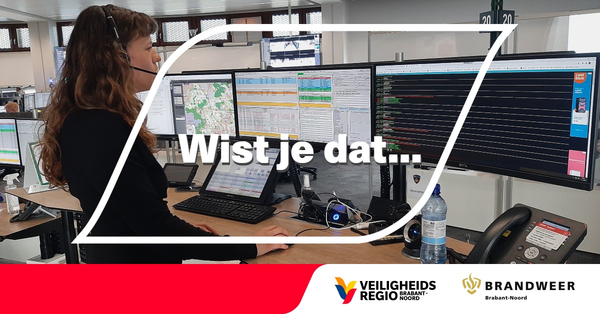 VRBrabantNoord's tweet photo. ❓📞 | Wist je dat… er 24/7 een Calamiteitencoördinator (CaCo) aanwezig is op de meldkamer Oost-Brabant? Ben jij benieuwd wat er zich allemaal afspeelt op de meldkamer en wat de rol van Calamiteitencoördinator precies inhoudt? Luister de podcast: https://t.co/Cn6sydj3qs https://t.co/fCcIVCZFlG
