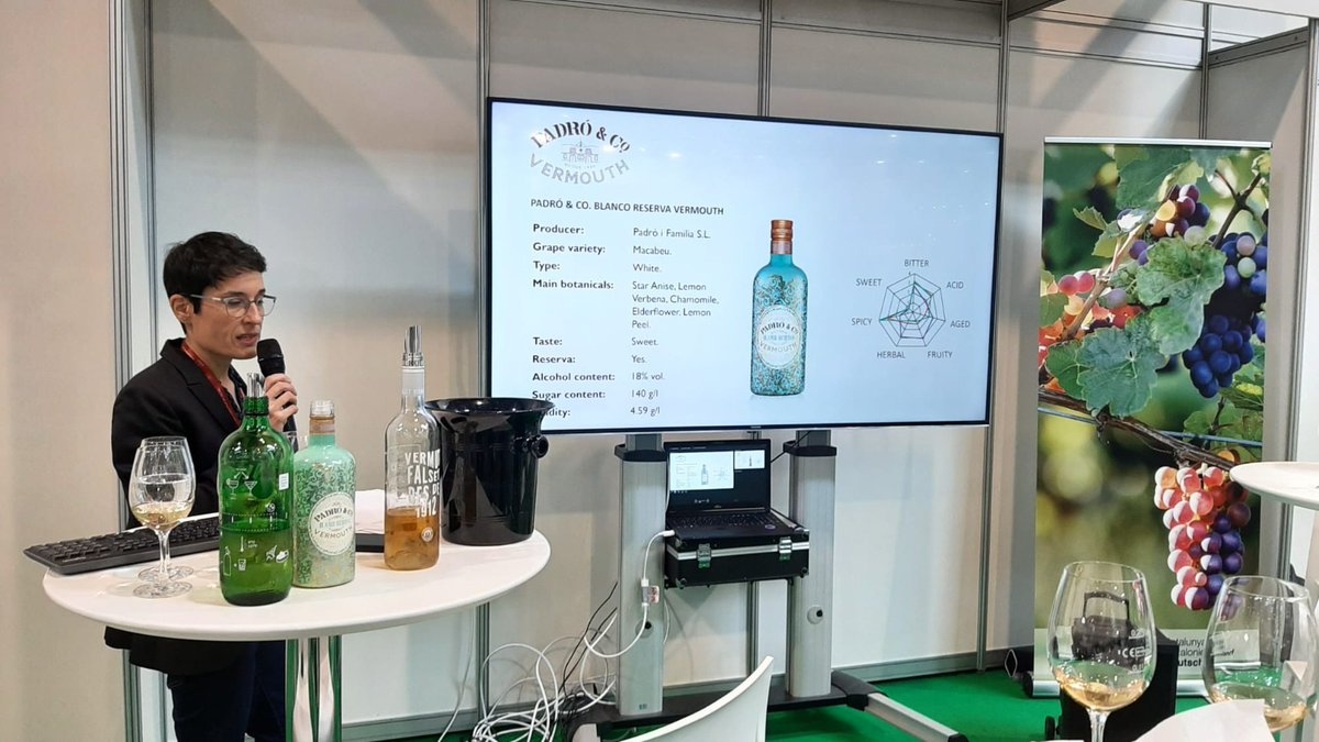 🍷 Ester Bachs - Catalan vermouth sommelier - presented to a professional public 9 renowned references of black and white vermouth at the stand of the German publishing house Wein and Markt at the <a href="/ProWein/">ProWein</a> trade fair in Düsseldorf

#CatalanWines #InvestInCatalonia