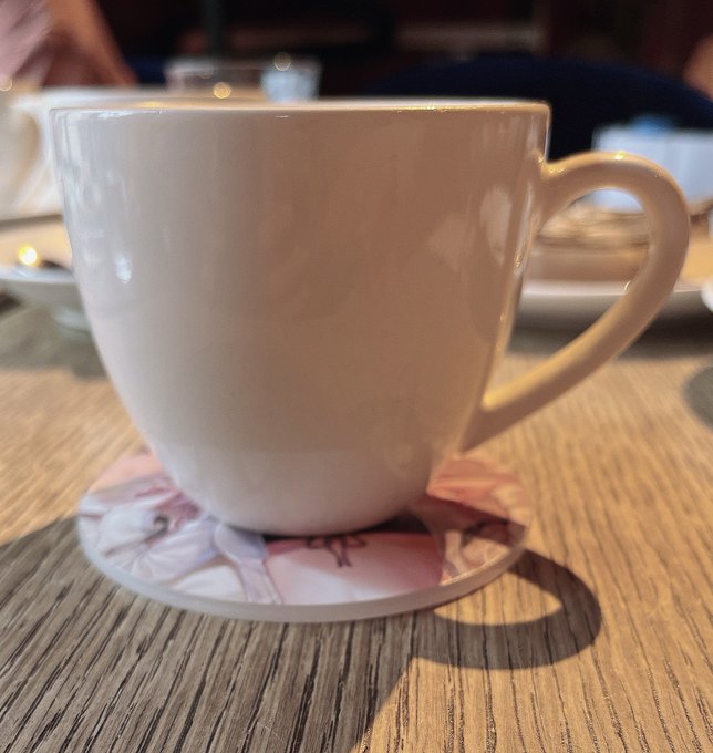 アクリルコースターのサンプルです♪
スタンド付き、装飾もできます! ☕️ 