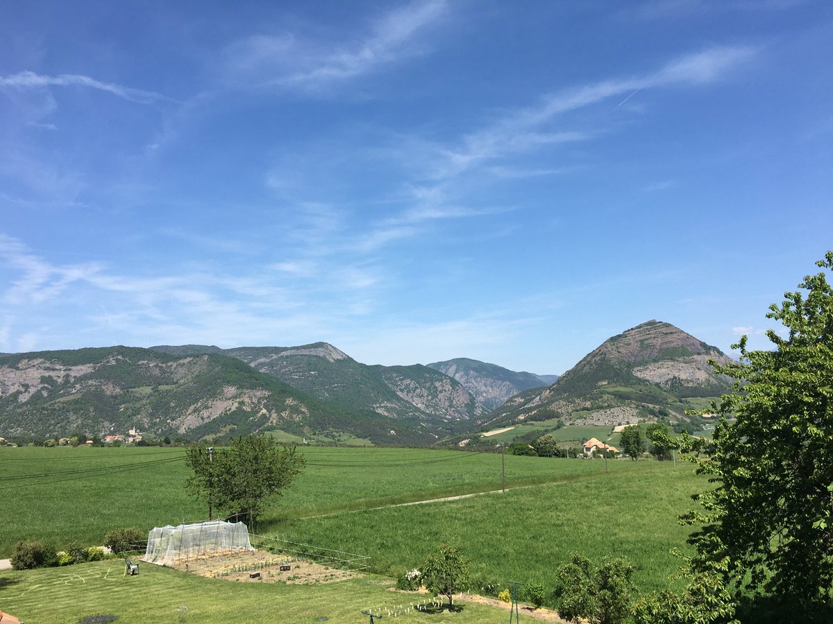 CazacMathias's tweet photo. Bonjour ⁦@Meteoalacarte⁩ ça fait un moment que je n’avais plus pris le ciel de Bellaffaire (04) en photo. Mais aujourd’hui il faut reconnaître que l’on ai gâté. On ne doit pas être loin des 30 degré au thermomètre. À bientôt https://t.co/00ZLuDPcpM