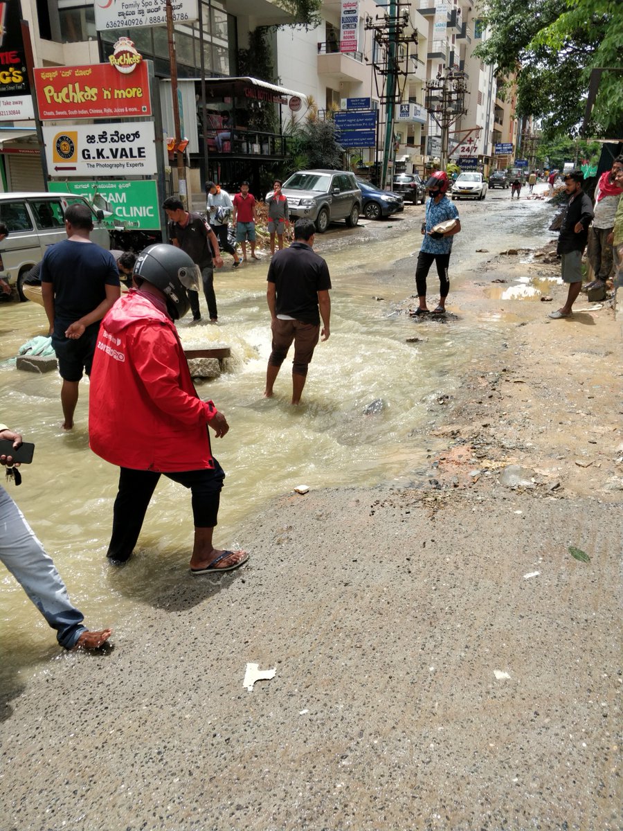 tiwarimuk's tweet photo. Please look in to the infrastructure. @chairmanbwssb @BBMPAdmn @BBMPCOMM
The road from Spice garden bus stop(Marathahalli) to Hope Hospital.The road is already in bad shape
and does not have drain on both sides of the road. In heavy rains it is impossible for pedestrians to walk. https://t.co/NqKeJhqcme