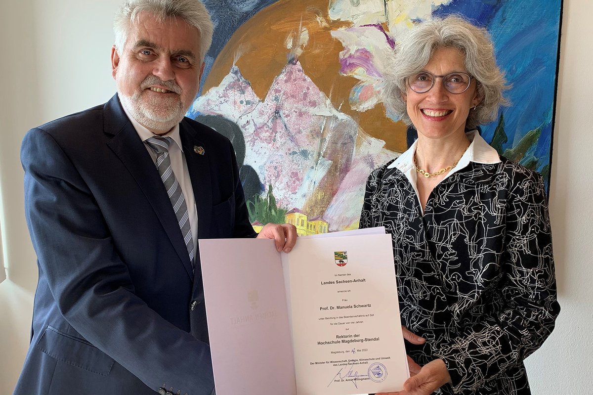 hs_magdeburg's tweet photo. Am 17. Mai wurde Prof. Dr. Manuela Schwartz durch den Minister des @MWU_LSA Prof. Dr. Armin Willingmann zur Rektorin ernannt. Sie führt freut sich auf die Verantwortung: Hochschule sei gut aufgestellt, müsse sich dennoch weiterentwickeln. 
https://t.co/ZvQ37vdkbf https://t.co/BT8A7UkTtz