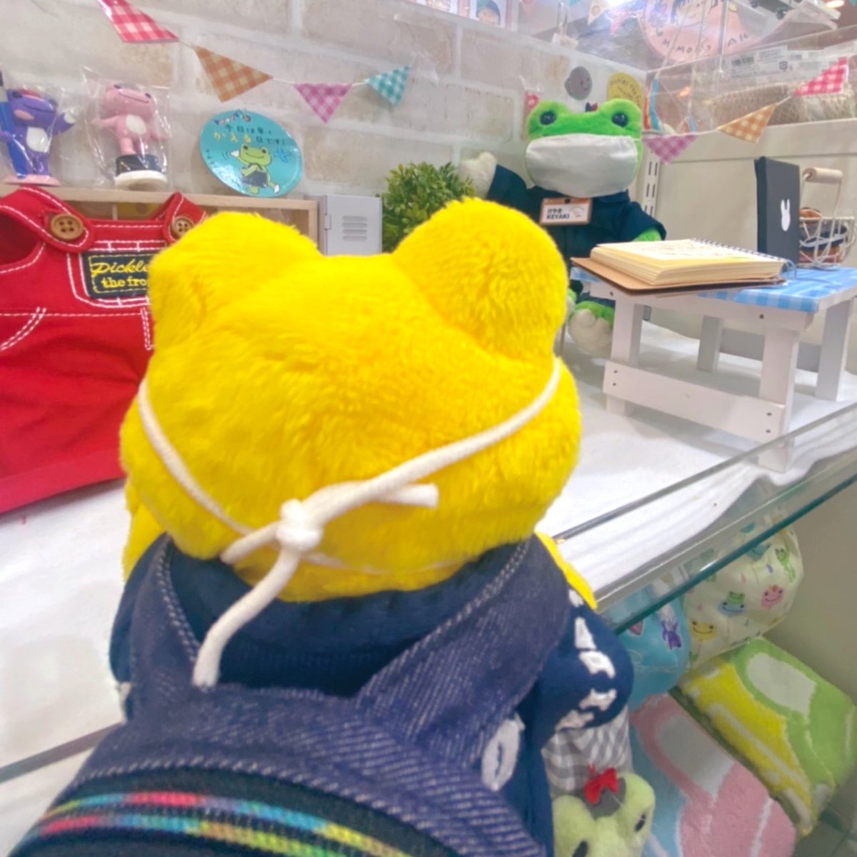 ⭐️2F『かえるのピクルス』⭐️ けやき店長の店長室にお土産を持っ