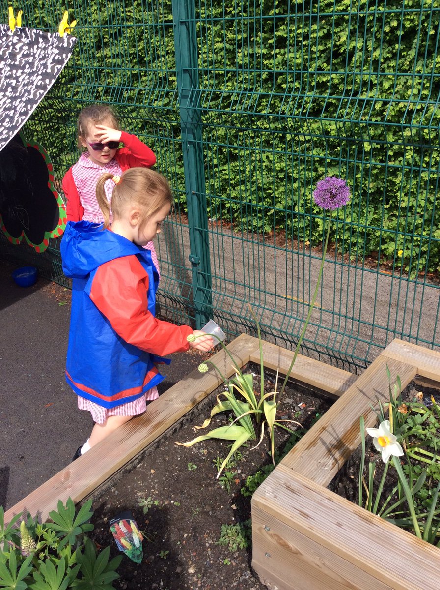 ECSTGOldham's tweet photo. Reception are having fun in the sun this morning. π They have enjoyed playing in the water, watering our flowers and they worked as a team to make a den π·π¦π
#loveoflearning
#shineourlight https://t.co/ZdWphec2SJ