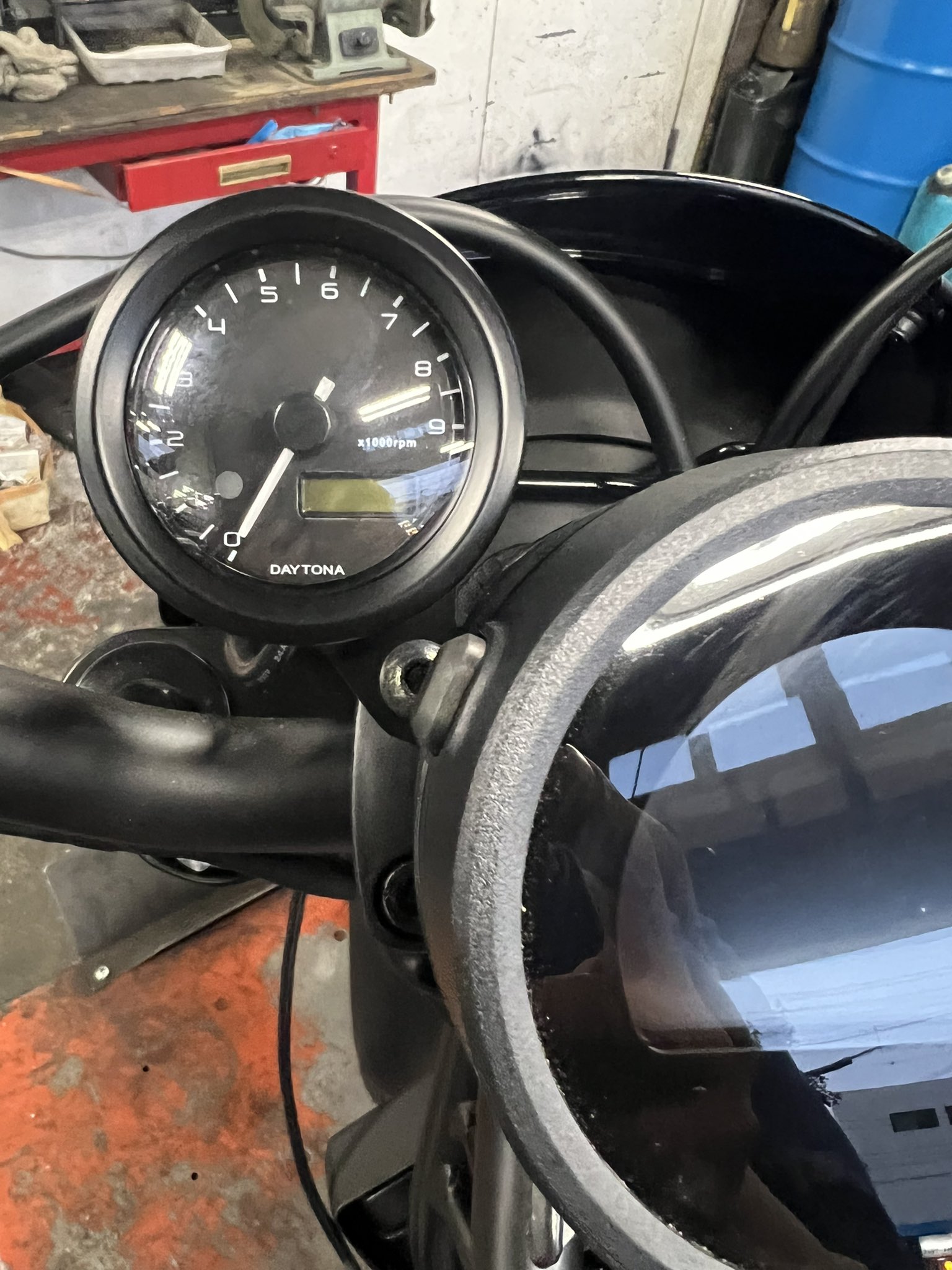 広島オートバイ販売 高陽店 レブル250にタコメーターを取り付けしていきます 配線処理のため フューエルタンクを外します Hoh 広島 高陽 ホンダ レブル レブル250 カスタム タコメーター T Co O95xoxxmym Twitter