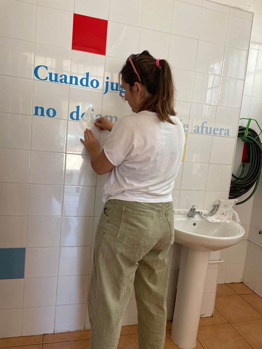 AMPA_Hogarsol's tweet photo. ¿Os gustan nuestros nuevos vinilos de concienciación contra el acoso escolar en los aseos del cole @DigitalHogarsol ? @ceapa_oficial @FDAPAMalaga @Malagaconvive #ComunidadDeAprendizaje https://t.co/oW94MhaCct