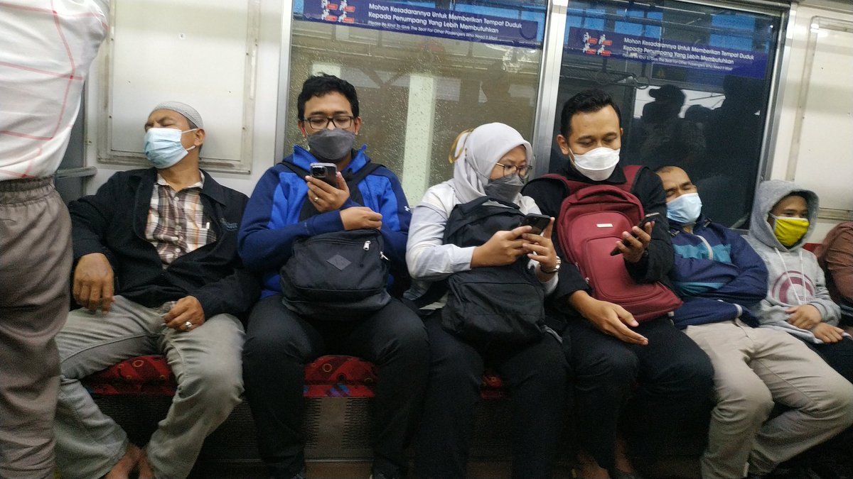 DaresaSari's tweet photo. Yeaay @CommuterLine sudah boleh duduk b6 lagi lho 👏😃
Tadi masih pada berjarak terus sama pkd nya disuruh duduk aja gpp sudah boleh koq per sore ini katanya, @CurhatKRL https://t.co/mgeUIThNXe