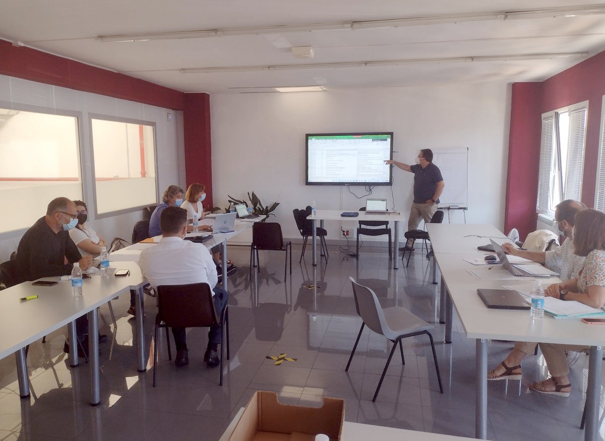 Tasubinsa's tweet photo. Esta mañana ha tenido lugar en TASUBINSA #Burlada una reunión presencial del grupo de indicadores para revisar el panel de indicadores compartidos por las entidades que formamos parte de la #RedCompartir https://t.co/OFztEtS0sv
