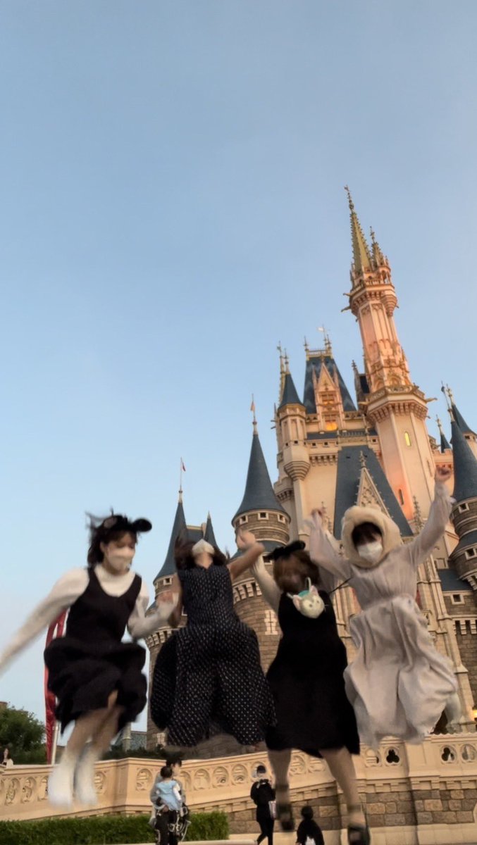 ディズニーランドのシンデレラ城前で尻を丸出しにした女性が出現 きれいなおしりだ 夢の国で見たくない Togetter