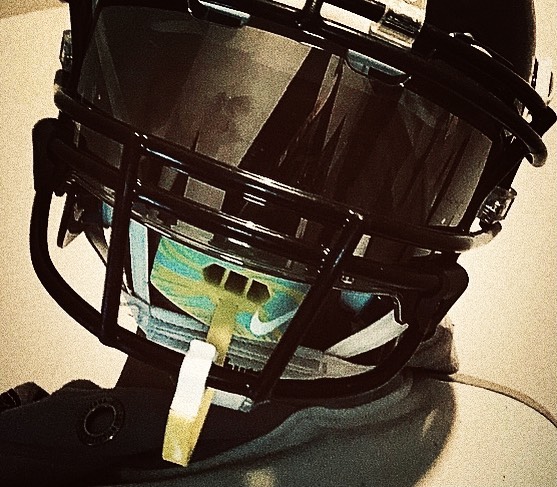 onehandgaming_'s tweet photo. Football is a game played with arms, legs and shoulders but mostly from the neck up. 🧠 https://t.co/iosMxZVEq1