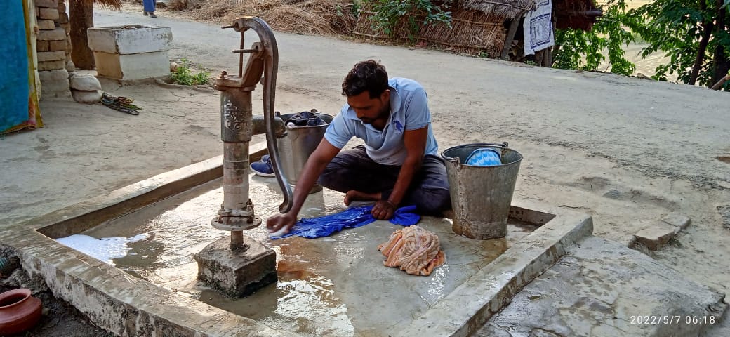 sahayogindiaa's tweet photo. #ShareTheBurden
Samanta Saathis from Jalaun, SIddharthnagar, Barabanki, Varanasi came together to question and discuss gender roles by participating in day-to-day household chores. 
#GharKaKaamSabkaKaam #MainHoonSajhedaar #MenForGenderJustice #MainHoonAzad #unpaidcarework https://t.co/JRRHe5qsm3