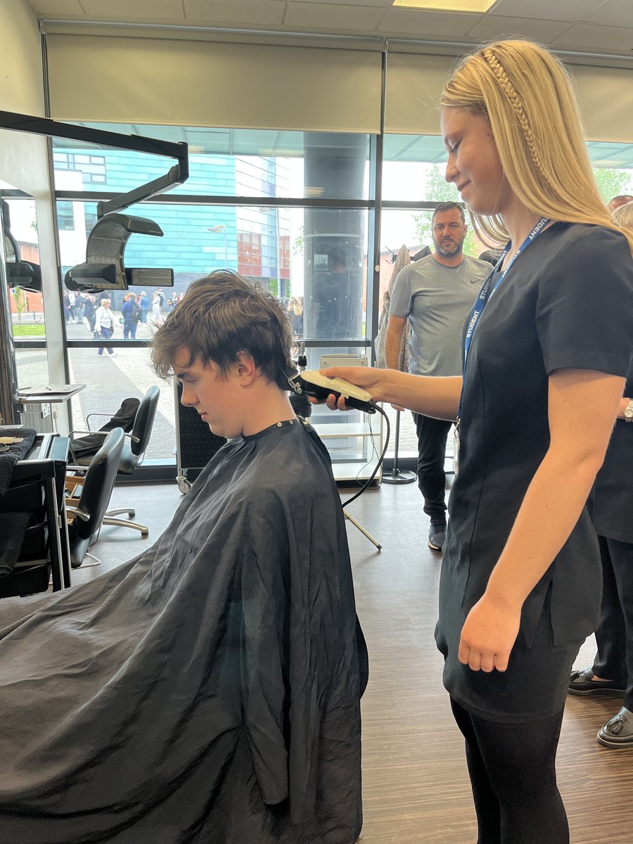 StHelensCollege's tweet photo. Public and Uniformed Services student Michael braved the shave yesterday, contributing to the fundraising by tutors Chris and Kelvin. 🤩
Sponsored by his course mates, Michael raised £80 for @bowelcanceruk. 💛
#TeamDaz has now raised over £3,000! 👇
https://t.co/Kq0mUdzJhg https://t.co/K64yFxOrix