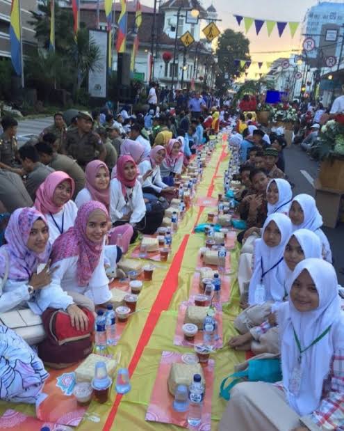 PrasaResa's tweet photo. Saat bukber sih bagus tapi kalau misalnya ada tempat bekas makanannya kayak bungkus plastik itu dibuang yaa ke tong sampah.. Jgn lupa memilah sampah #SemangatSalingBantu @Satu_Indonesia https://t.co/KvxlLoIeNI