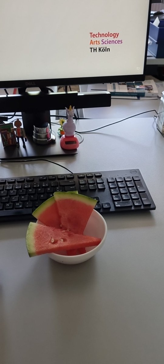 franny1846's tweet photo. Der Vorteil, wenn man bei den Temperaturen ins Büro muss? In der Mensa gibt es Wassermelone 😍 #thkoeln #mensa https://t.co/3uUM9jG41e