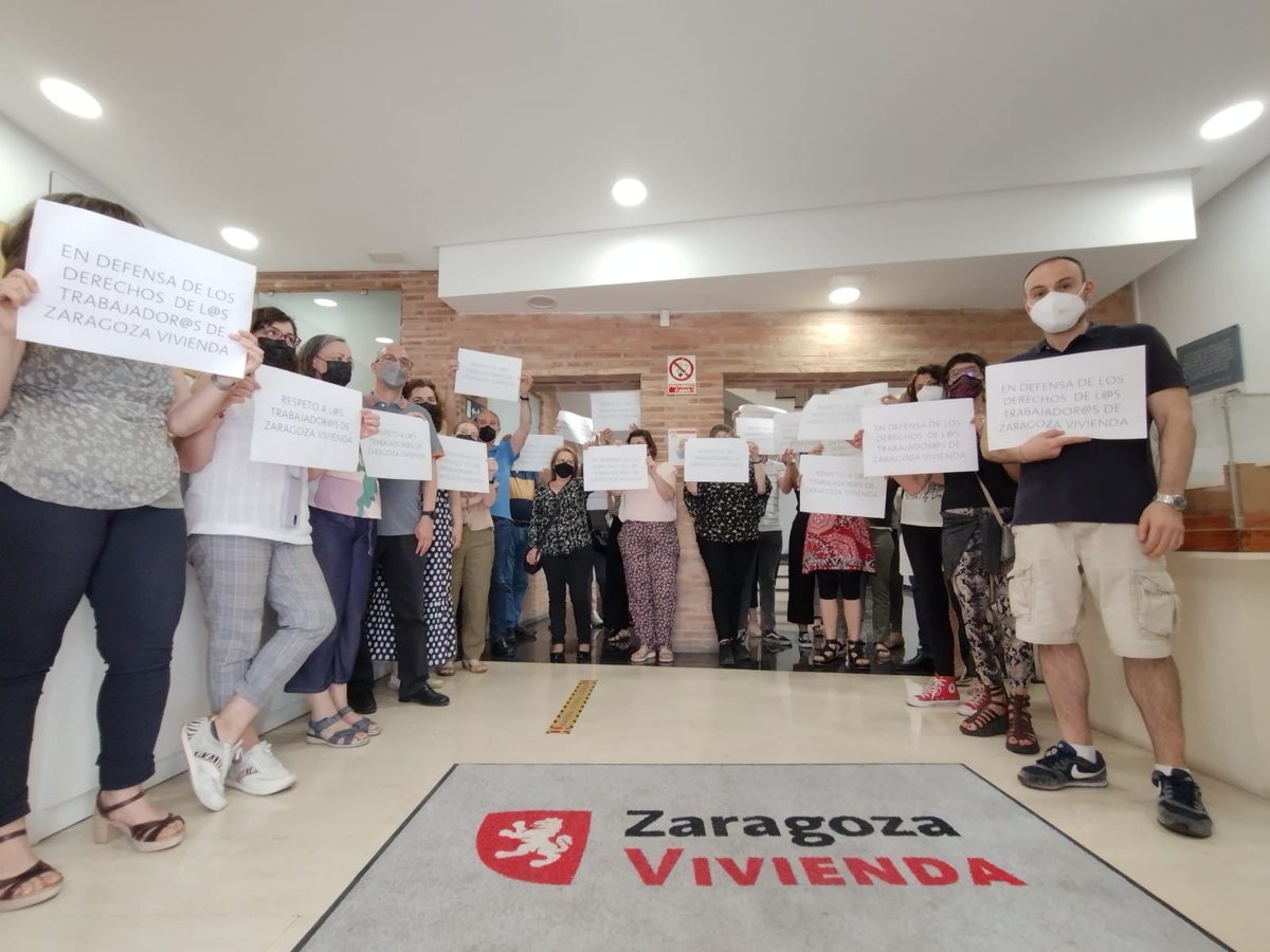 ✊ Continuamos las movilizaciones en #ZaragozaVivienda

👉 Exigimos el cese de cualquier tipo de actitud que atente contra la dignidad de las personas y de los derechos laborales.

¿Que va a hacer <a href="/zaragoza_es/">AyuntamientoZaragoza</a> y <a href="/Jorge_Azcon/">Jorge Azcón</a> al respecto?