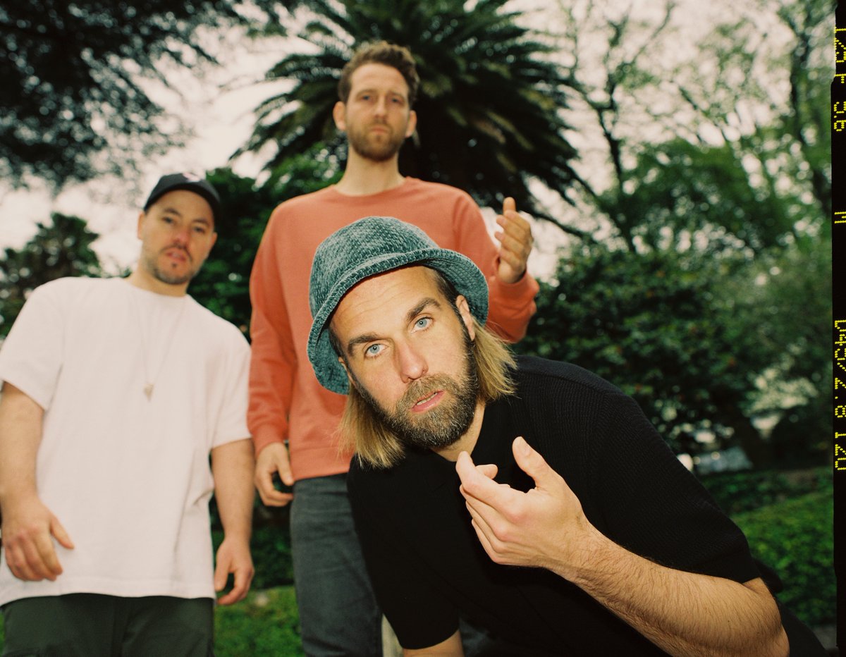 Jonas Schubert ist Sänger der Band OK Kid und Eintracht-Frankfurt-Fan seit Kindheitstagen. Im Interview spricht er über die Faszination der SGE, seine Erlebnisse in Barcelona und den Umgang mit toxischer Männlichkeit im Fußball.

11freunde.de/artikel/dieses…