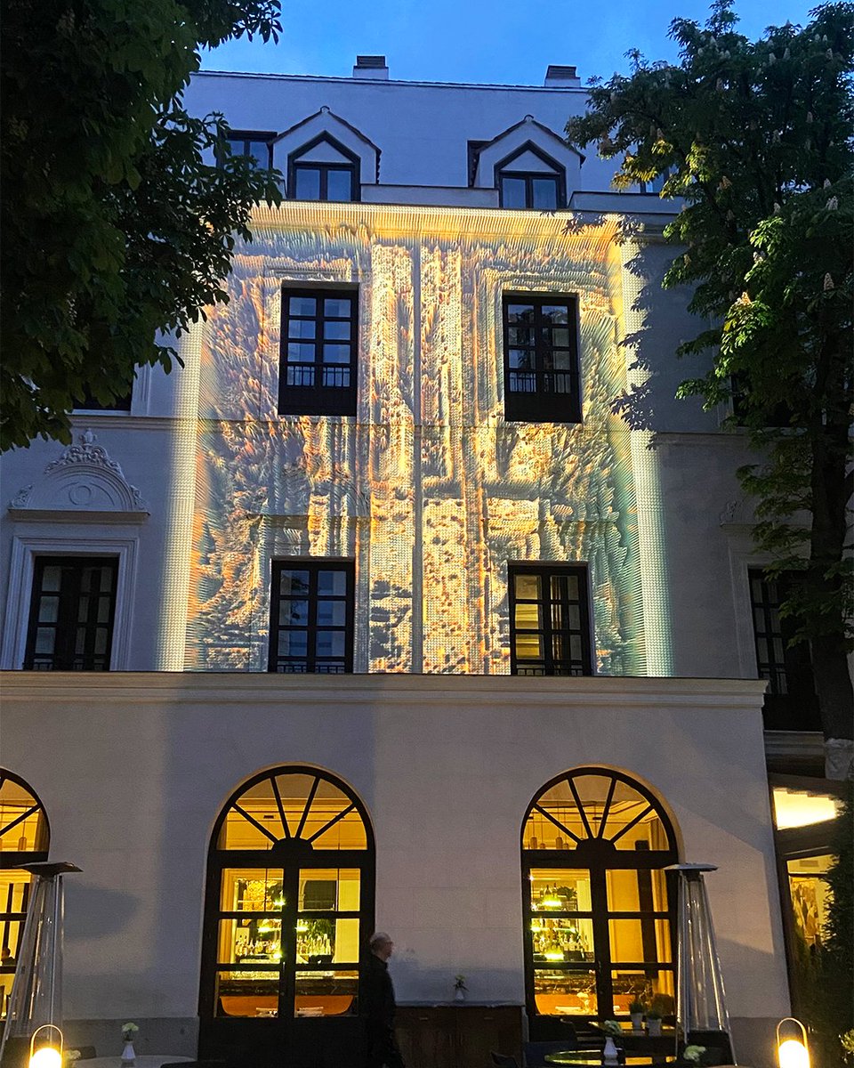MeliaHotelsInt's tweet photo. . @GranMeliaHotels y @MuseoThyssen llevan el arte y la cultura española al mundo. En esta ocasión, de mano del artista Filip Roca, quien crea diálogos con la arquitectura a través del videomapping con la acción #MuyReal.

https://t.co/PZqtawb05C https://t.co/pOhEvDYlMi
