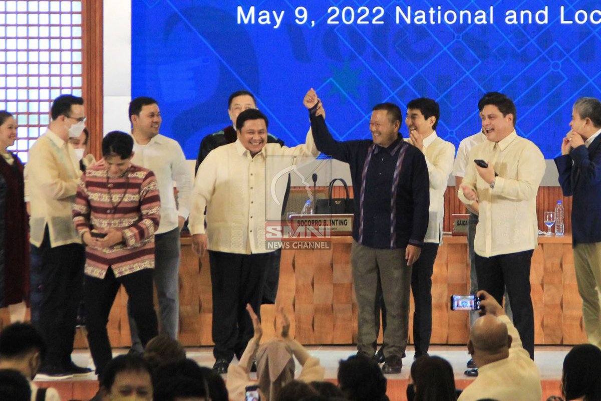 smninews's tweet photo. TINGNAN | Magkapatid na JV Ejercito at Jinggoy Estrada, naghawak-kamay sa tagumpay https://t.co/CyNjC43C6m