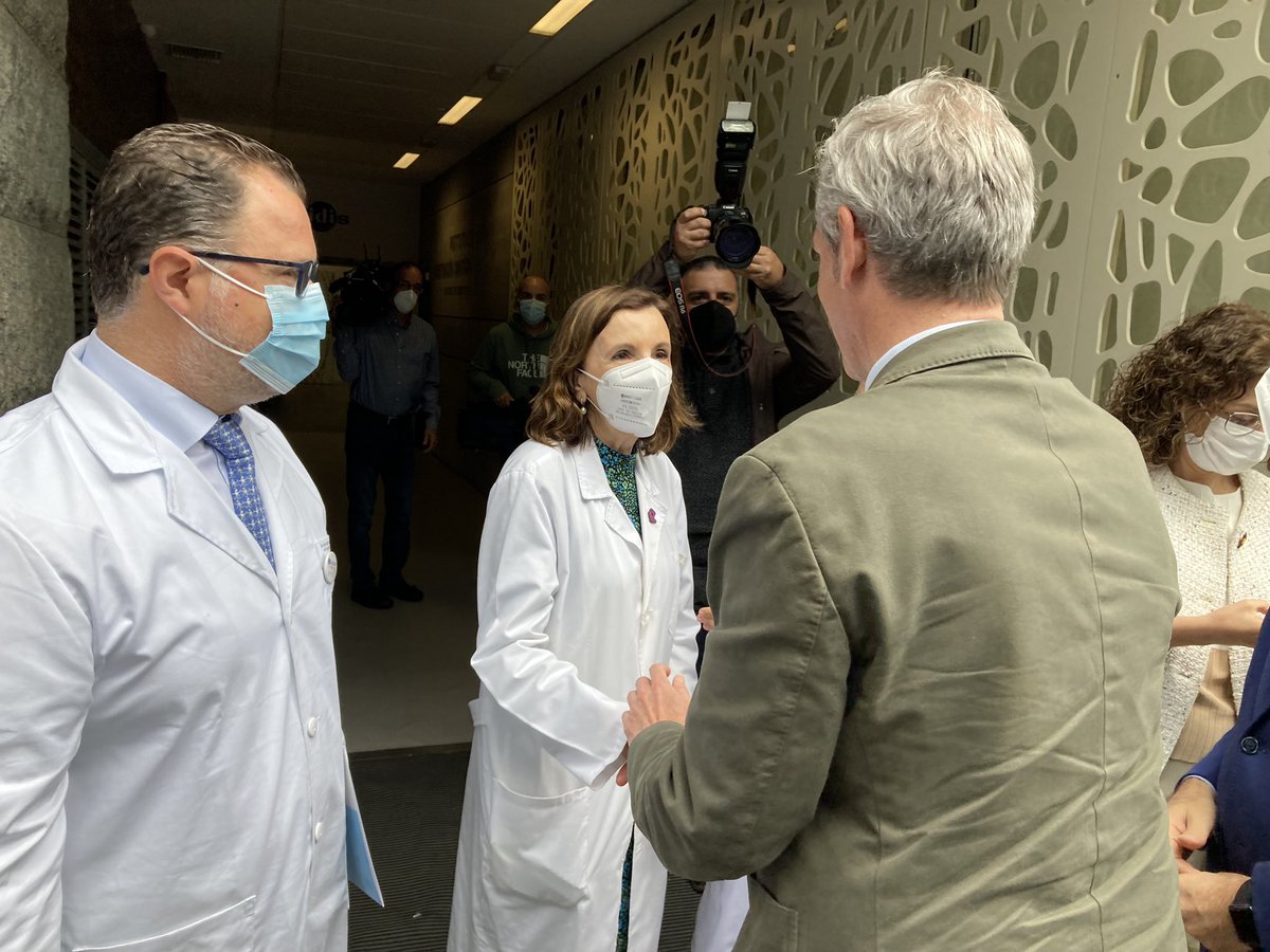 idis_research's tweet photo. La directora del @idis_research María Luz Couce y el director del Grupo de Investigación #GenVip Federico Martinón saludan al presidente de la @Xunta en su visita al centro esta mañana #Investigación #vacunas https://t.co/x82m52hUgh