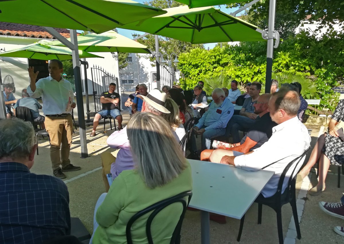 fbarusseau's tweet photo. Toujours présent depuis de nombreuses années "sans RDV" sur le terrain,sur les communes et les marchés de la 3ème circo. Encore hier soir dans un établissement saintais avec des acteurs locaux. Un élu ancré au terrain pour appréhender les problématiques la demande est très claire https://t.co/5gjqCbJiMD