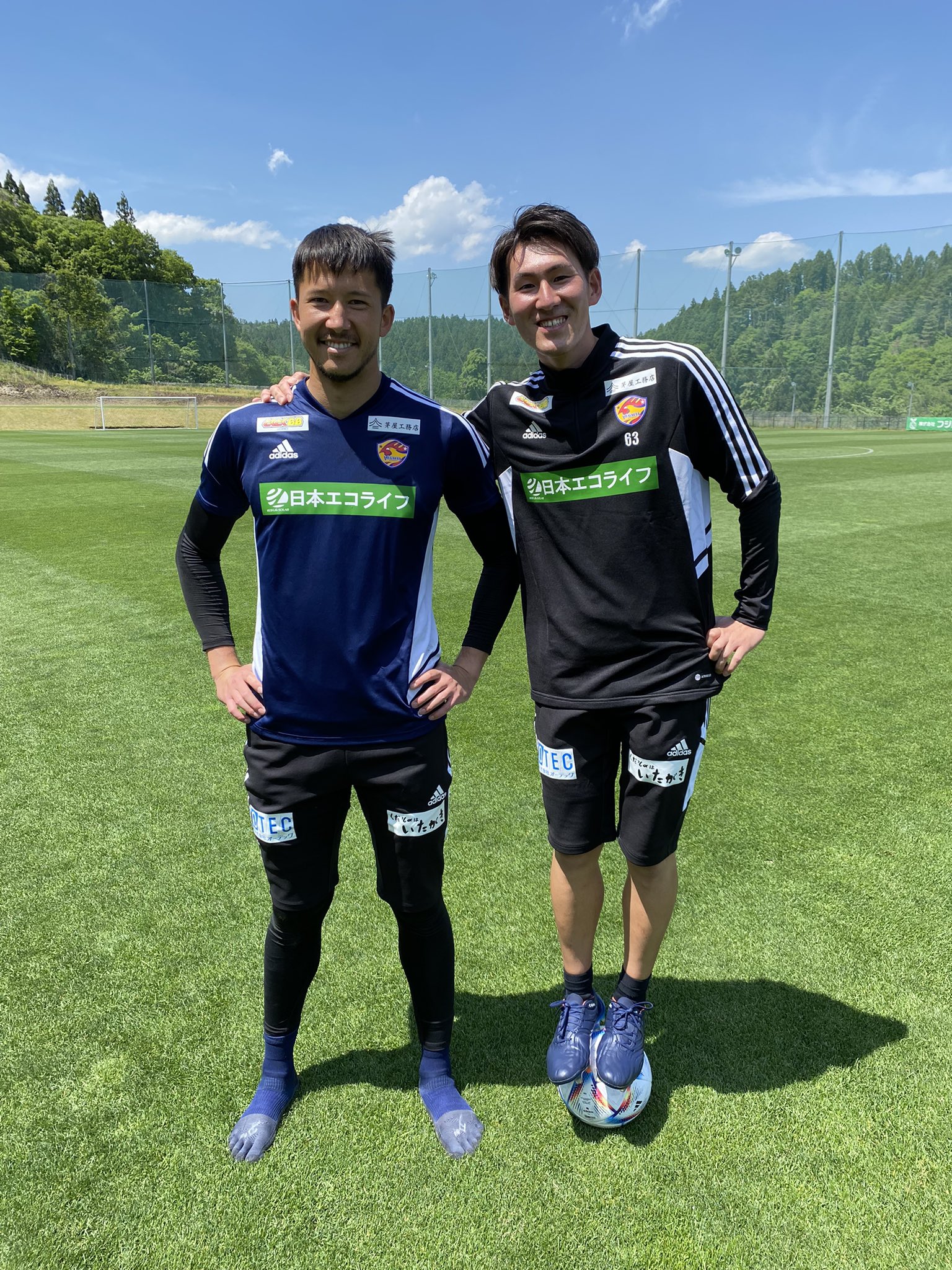 シュミット ダニエル Daniel Schmidt ダ と書いてくれるのはいいのですが練習終わりにくつ下脱いだらインクが足に染みてました 石鹸つけてゴシゴシしてやっととれました いろいろとありがとう これからもツイート楽しみにしてるわ Twitter
