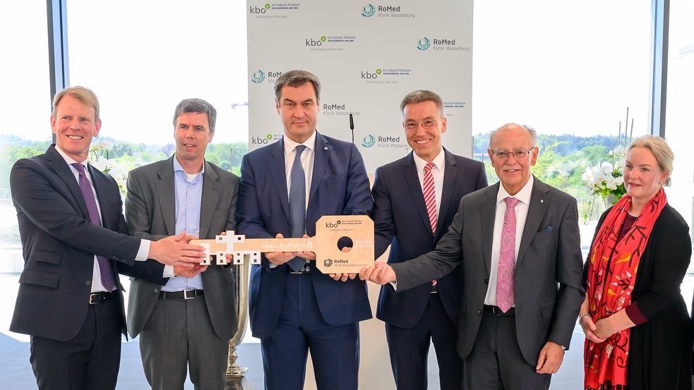 Markus_Soeder's tweet photo. Eröffnung des Klinikneubaus in #Wasserburg: Hier finden psychisch-neurologische Behandlung und hochmoderne Grundversorgung an einem Platz zusammen. Bayern hat dieses Projekt mit über 100 Mio. Euro gefördert. Wir stärken die medizinische Versorgung in allen Regionen Bayerns! https://t.co/xzNGkwB67J