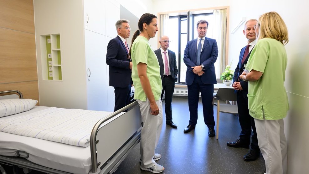 Markus_Soeder's tweet photo. Eröffnung des Klinikneubaus in #Wasserburg: Hier finden psychisch-neurologische Behandlung und hochmoderne Grundversorgung an einem Platz zusammen. Bayern hat dieses Projekt mit über 100 Mio. Euro gefördert. Wir stärken die medizinische Versorgung in allen Regionen Bayerns! https://t.co/xzNGkwB67J