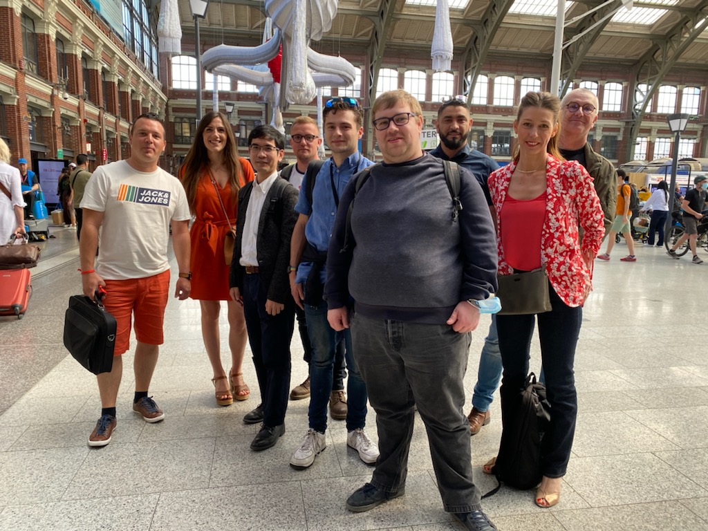 Quand les cheminots Twittos #TERHDF se retrouvent en vrai... un beau moment que nous avons plaisir à vous partager ! @RudyCDB_Sncf <a href="/Gerald_SNCF/">Gerald H.</a> <a href="/YohanTrompette/">Yohan Trompette</a> <a href="/HugoDarut/">hugo darut</a> <a href="/LittleRuen/">Le Ruen 🛂🌟</a> <a href="/AsctL/">Abdel Lille 🚆DPX🚝</a> <a href="/CelineCzermak/">Céline Czermak</a> <a href="/TERHDF/">TER Hauts-de-France</a> au RDV ! 😊