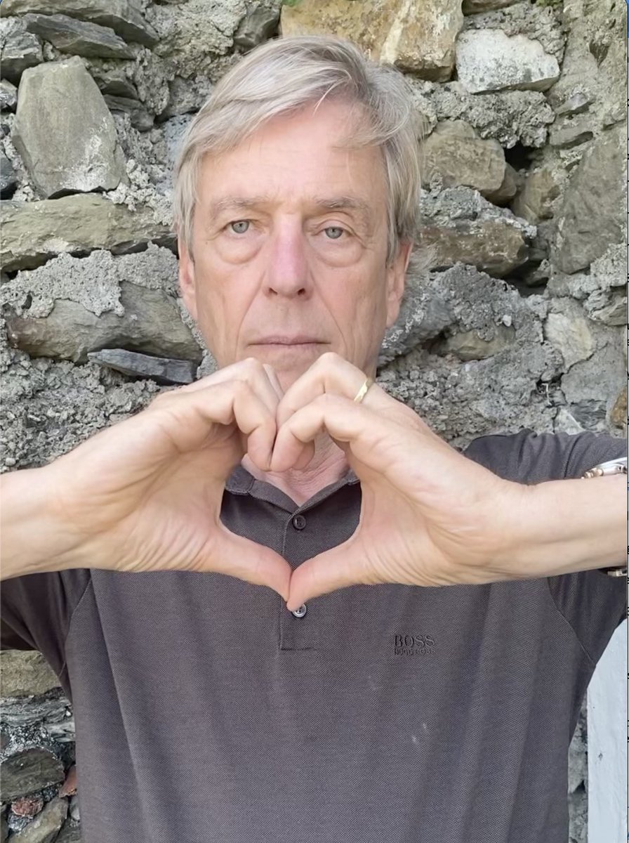 Ich beteilige mich nicht an Aktionen, solange ich Berichterstatter bin. 
Aber hier geht es um das, wofür wir als Menschen stehen oder -  nichtstuend  - versagen.
Maria #Kalesnikava bekommt @KarlspreisAC für das, wofür das #Belarus-Regime sie verfolgt. 
Wir fordern ihre Freiheit!!