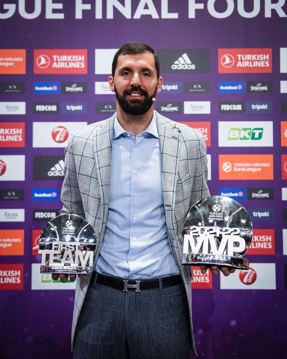 FCBbasket's tweet photo. 👑 That's some cool new hardware https://t.co/WJEEI3zxlX