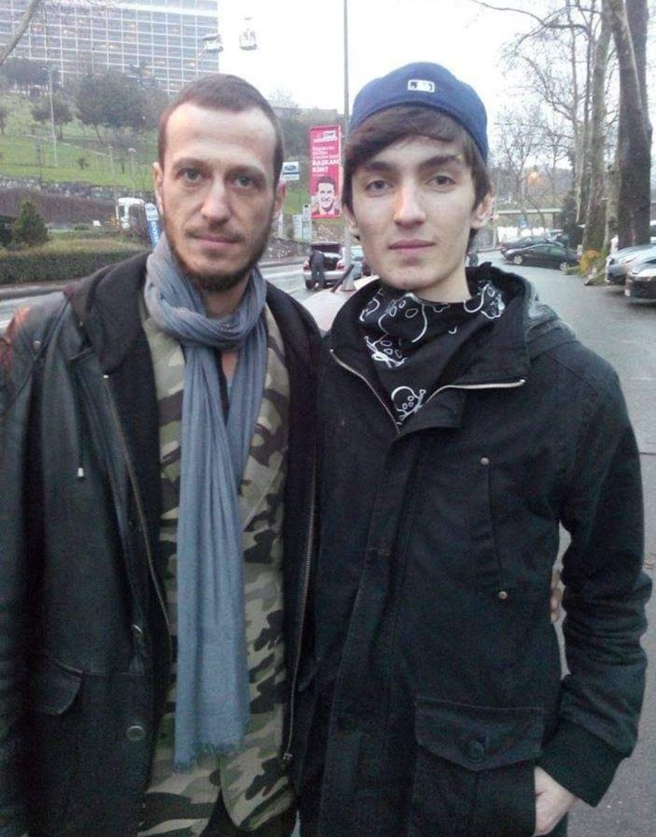 realmindfucker's tweet photo. 9 Mart 2014. Mide bulantilari ile geçen ama asla 1dk bile yerimde durmadığım o ilk gittiğim konser. Çıkışta belki @ModeXL_06 i görürüm diye beklemiştim. Arka kapıda gördükten sonra size koşuşumu hatırlıyorum. 8 sene sonra 27 Mayısta tekrar kavuşuyoruz ❤️ #modexl @evrenbesta https://t.co/LHdvwTlV26