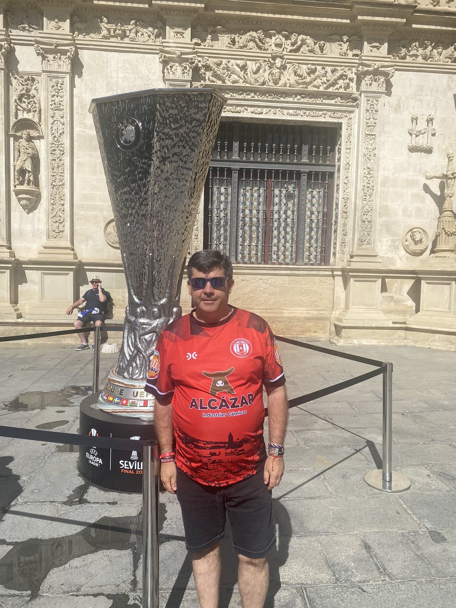 pedrinliria's tweet photo. Querido amigo @RaulRuizBenito aprovechando la exposición del Trofeo de la #UELfinal en la #PlazadeSanFrancisco en Sevilla, me he fotografiado con la camiseta del #EquipoH.
Con los colores de la @UD_ALCHOYANO. Un abrazo amigo. https://t.co/LKi32aMtOO