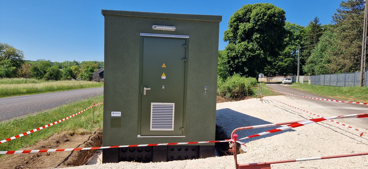 [#Fibre] Ce Mercredi Matin 18/05, Le 20 ième NRO  de 29 T de la #HauteSaone du réseau #HASF est en place 👷🏼‍♂️🏗🏠.📍Situé à #Raze il raccordera au #THD 7 communes ce qui peut représente environ 1284🔌 #Ftth pour ce NRO avec 3 SRO #orange <a href="/LaurentBailly70/">Bailly Laurent</a> <a href="/LB_HASF/">Laurent Blain</a> #cyrilSauget