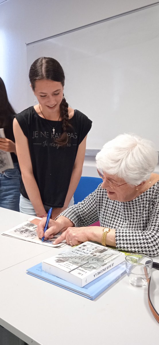 CollegeCasteret's tweet photo. 🙏 infiniment Mme Lili Leignel, déportée à 11 ans à #Ravensbrück et #Bergenbelsen pour votre magnifique témoignage, devant nos 3e, passeurs de mémoire à leur tour, désormais, grâce à vous. Bcp d'émotion chez nos élèves, la force de votre parole est une leçon  @acpoitiers @dsden16 https://t.co/N2LhRxVSmI