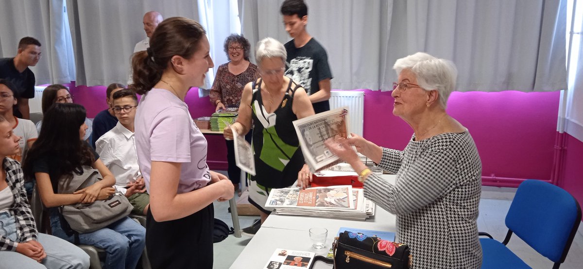 CollegeCasteret's tweet photo. 🙏 infiniment Mme Lili Leignel, déportée à 11 ans à #Ravensbrück et #Bergenbelsen pour votre magnifique témoignage, devant nos 3e, passeurs de mémoire à leur tour, désormais, grâce à vous. Bcp d'émotion chez nos élèves, la force de votre parole est une leçon  @acpoitiers @dsden16 https://t.co/N2LhRxVSmI