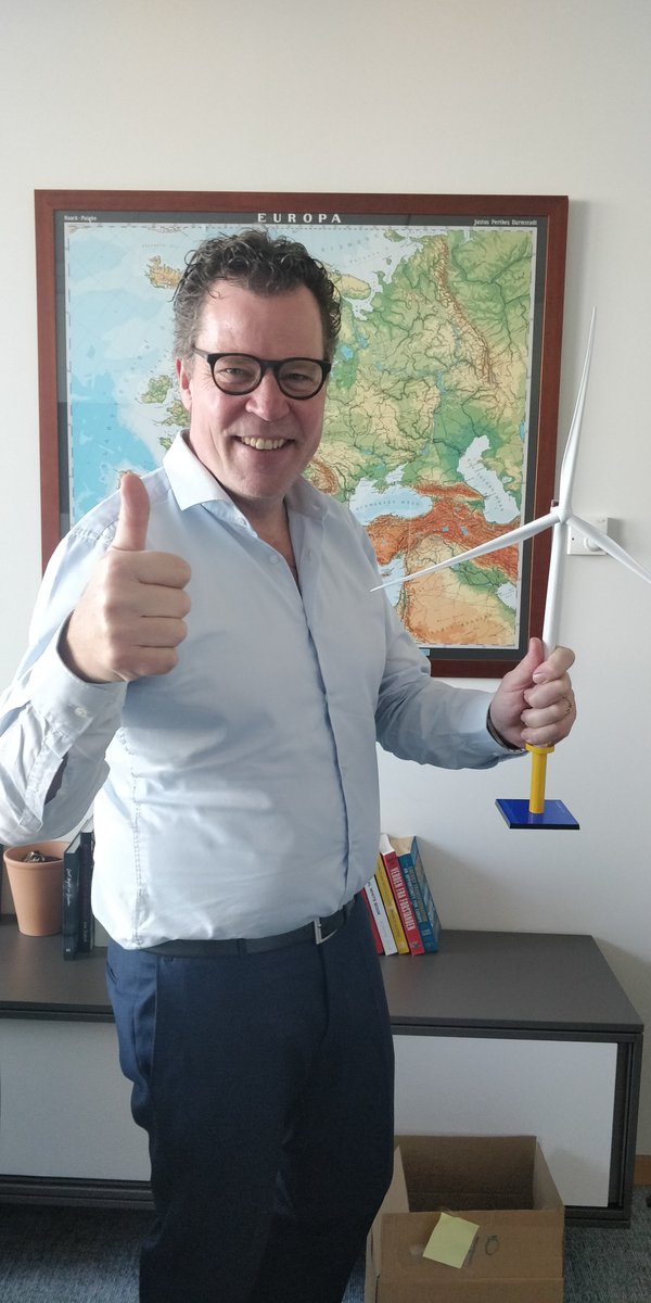mortenhelveg's tweet photo. Et resultat for klimaet – og for europæisk energisikkerhed! EU-kommissionens #REPowerEU-plan indeholder mine store, fede fingeraftryk: forhåndsgodkendte områder til vedvarende energi og tidsbegrænsning på sagsbehandling! 💚⚡️ Dejligt når ting lykkes! #dkbiz #dkgreen #dkpol #eudk https://t.co/XmaCx7ffFZ