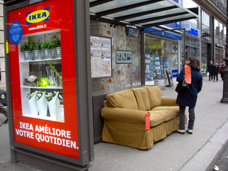 Ikea Fransa'nın, şehrin otobüs duraklarını ev gibi döşeyerek yaptığı yaratıcı pazarlama örneği

#reklam #Advertising #reklamcılık #gerilla #pazarlama #içerik #France #IKEA #fr