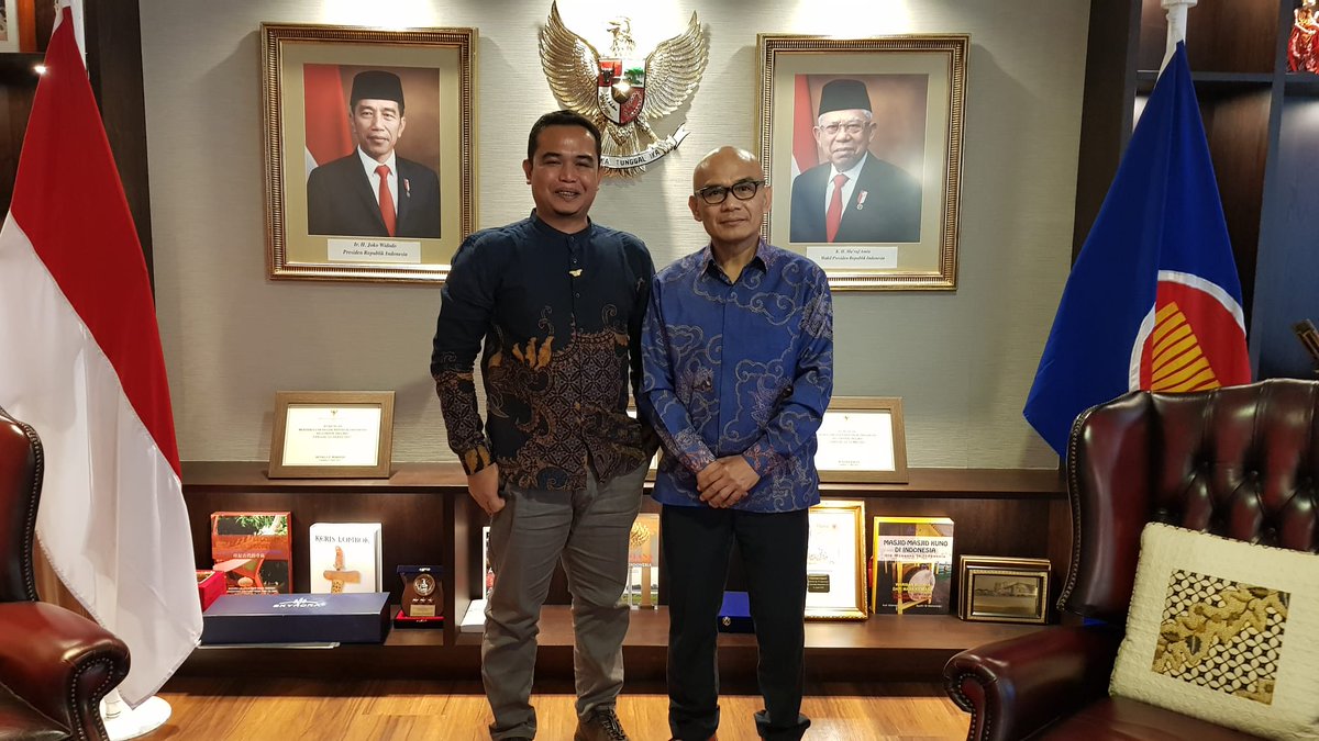 WhitleyAwards's tweet photo. 🇮🇩 The winners also attended meetings at London’s Embassies, to garner support from their country Ambassadors.

Dedy Yansyah of @forumleuser met with the Indonesian Ambassador, @desrapercaya09, at @KBRILondon. https://t.co/XeQUalQNYn