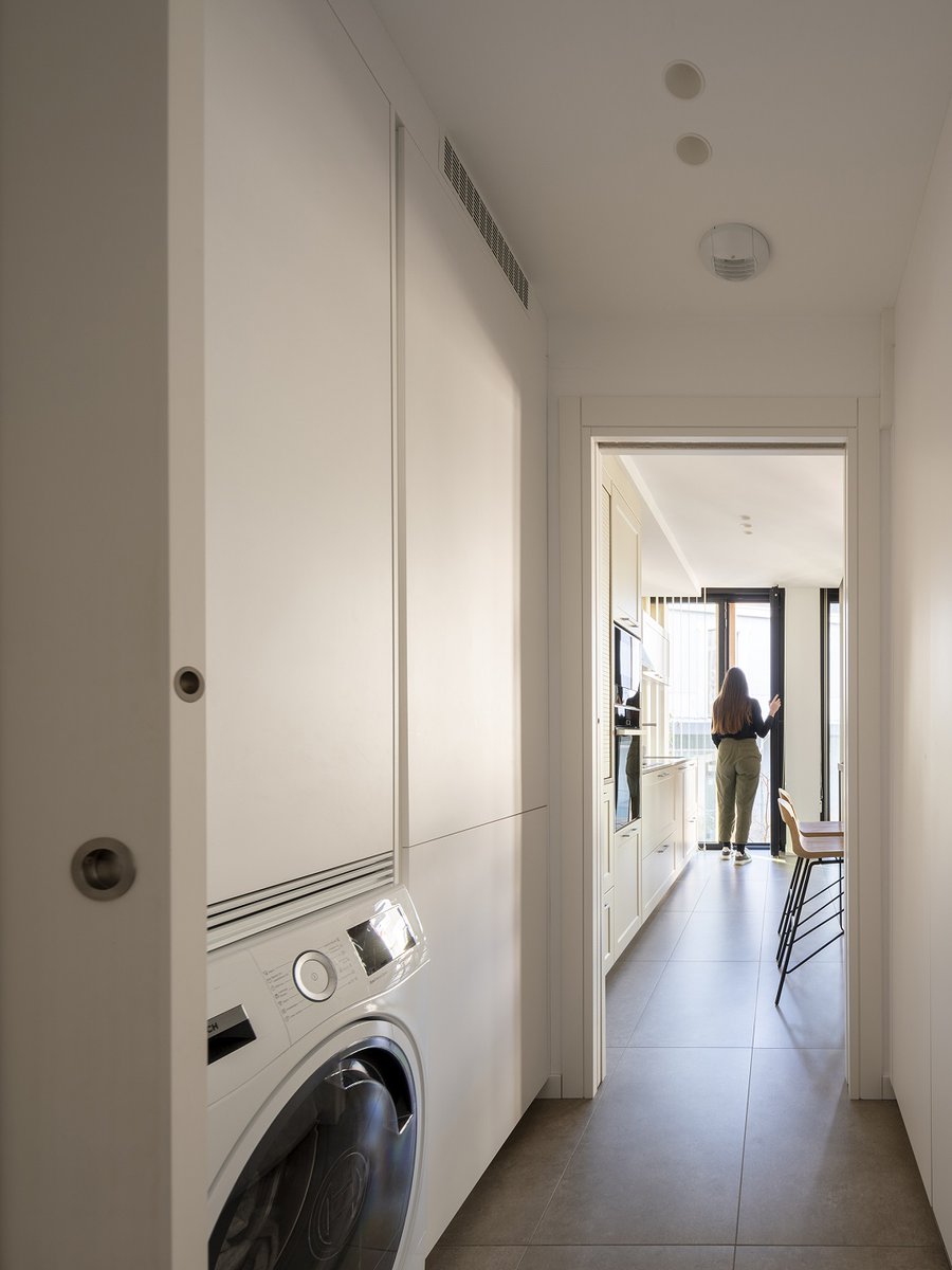 Esta #cocina cuenta con una estancia anexa que funciona como lavandería y despensa. De este modo se aumenta la capacidad y organización de la zona de trabajo contigua, sin necesidad de sobrecargarla.

Descubre más en bit.ly/CocinaAlargada…

#cocinasSantos